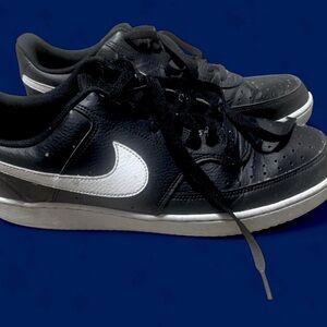 Nike men’s 11.5 Black and White Sneakers